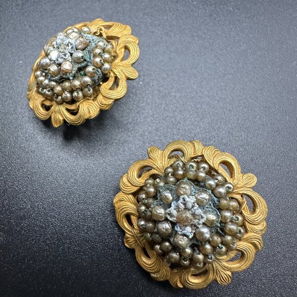 VINTAGE SIGNED MIRIAM HASKELL GOLD PLATED FAUX PEARLS FLOWER CLIP ON EARRINGS - Picture 12 of 13